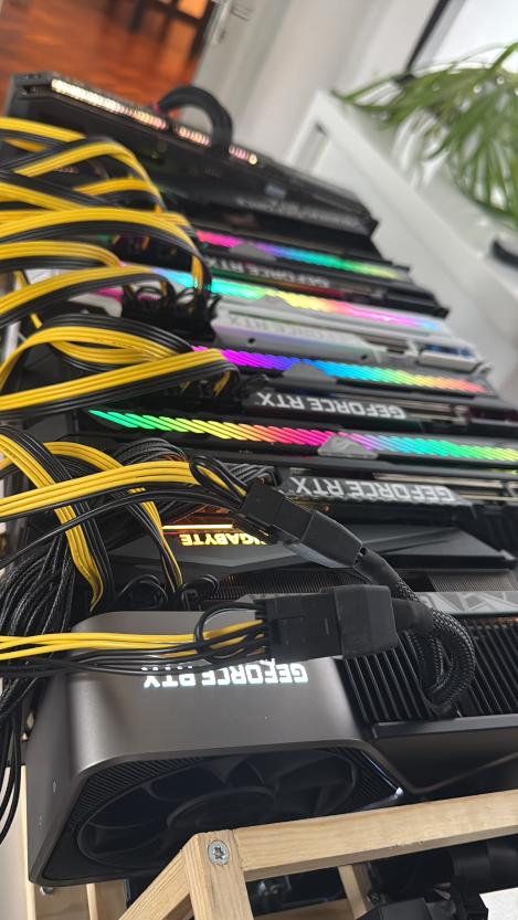 Unser erstes 8x-RTX-3090-Rig: viel Rechenleistung, wenig Abstand und sehr viele Kabel